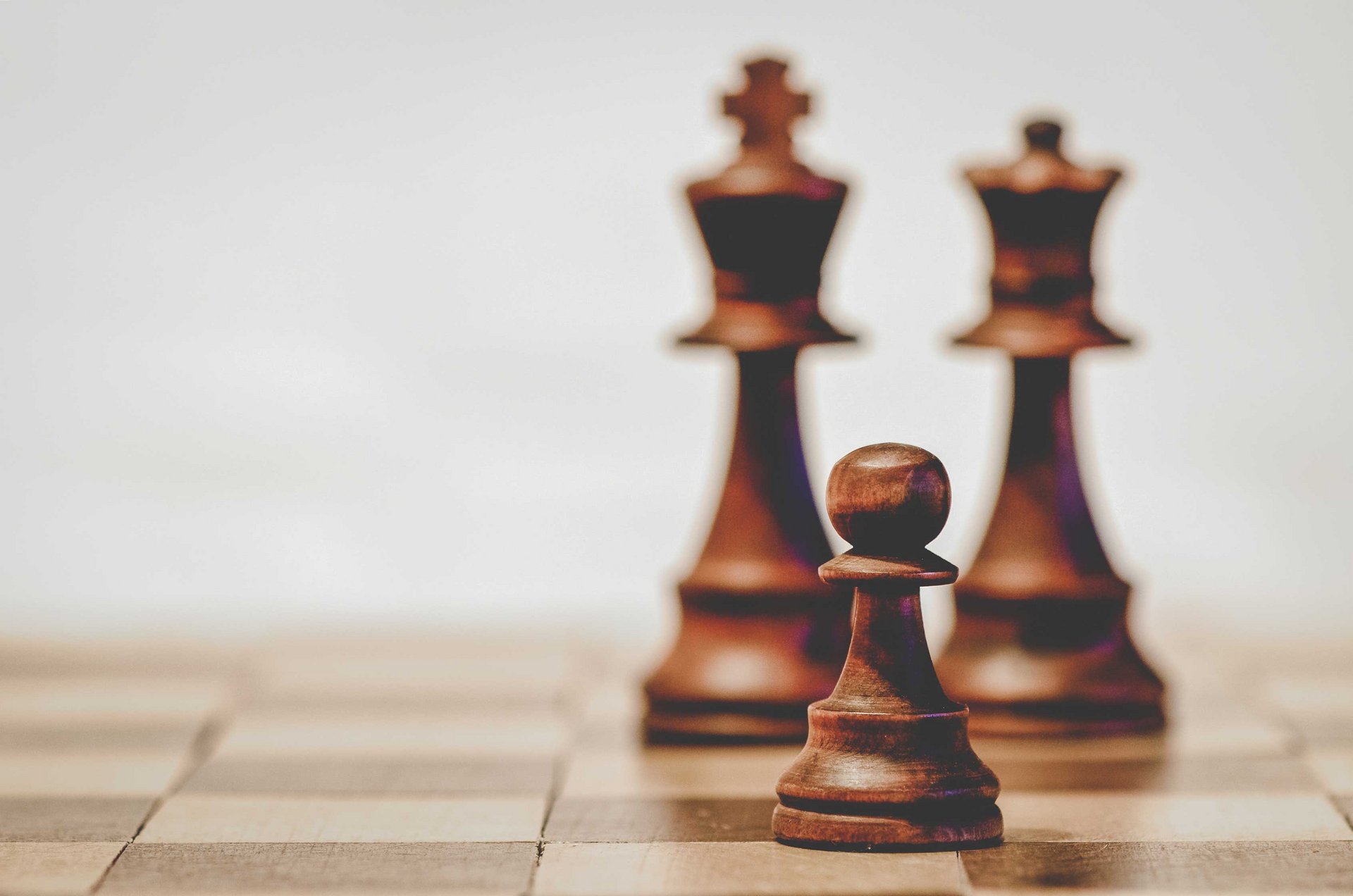 Drei Schachfiguren auf einem Schachfeld symbolisieren die Vielfältigkeit der Ursachen von Bipolarität