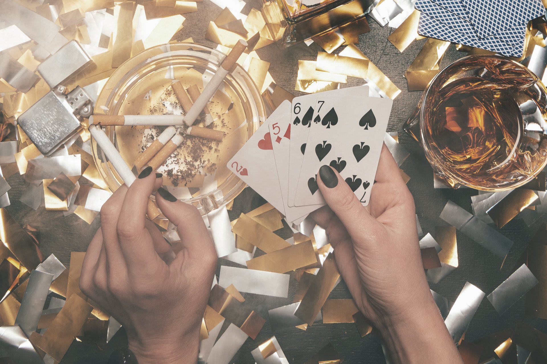 Der  Tisch voller Glitzer, Zigaretten, Whisky und Pokerkarten lockt mit vielen Versuchungen.