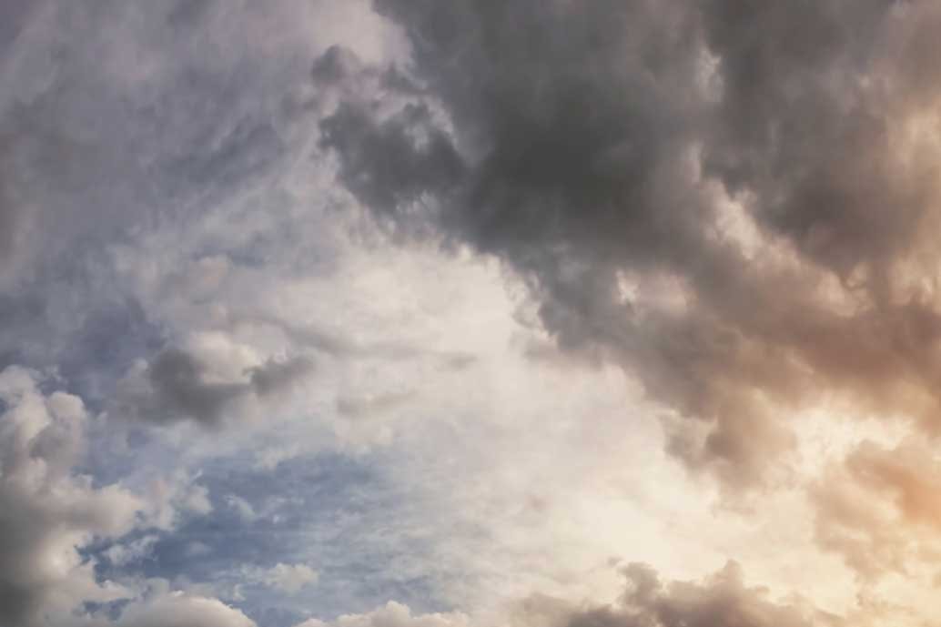 Bild eines Himmels mit blauen Bereichen und Regenwolken versinnbildlicht die Phasen von Angststörungen
