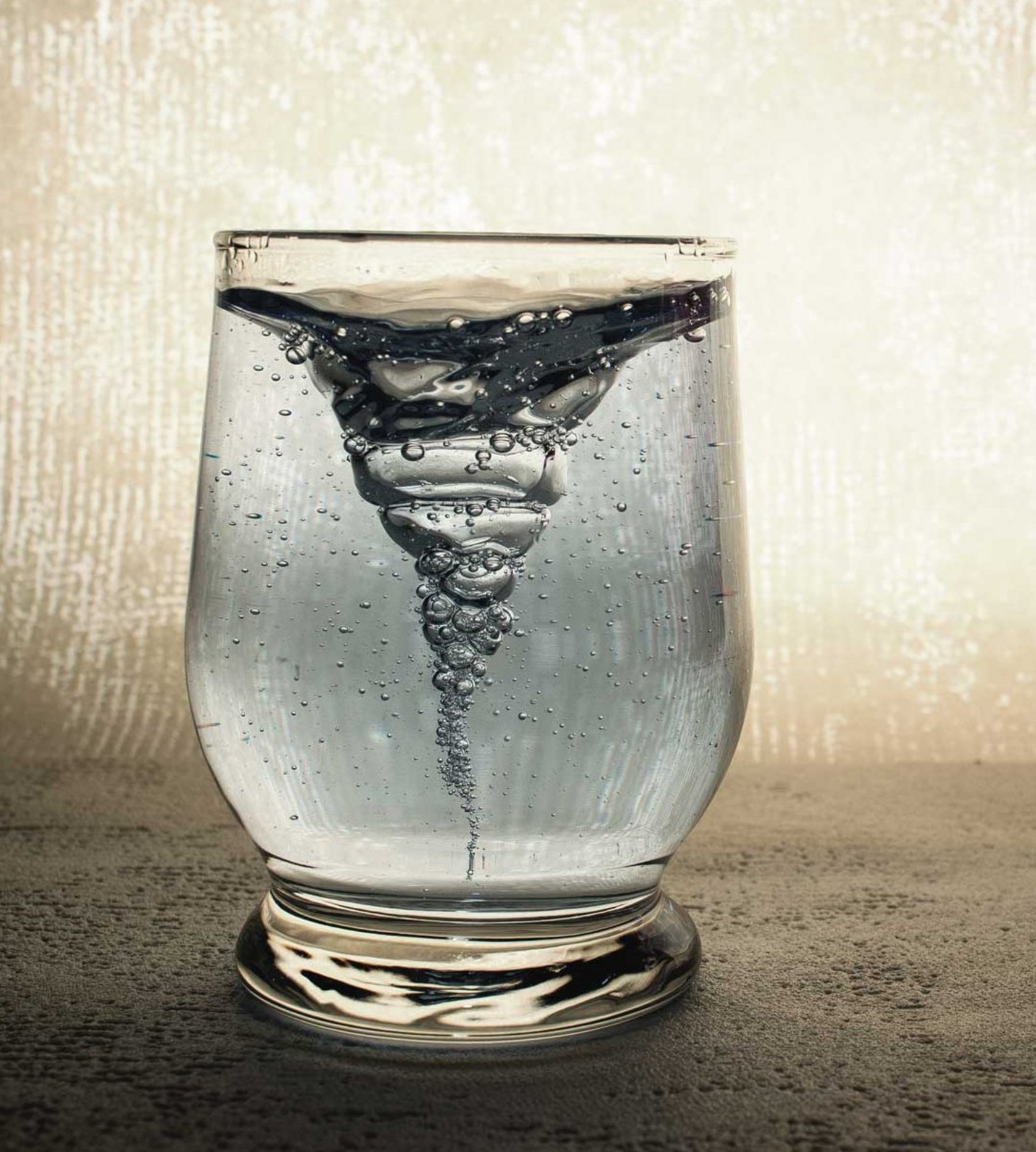 Strudel im Wasserglas symbolisiert Innere Unruhe und Rastlosigkeit