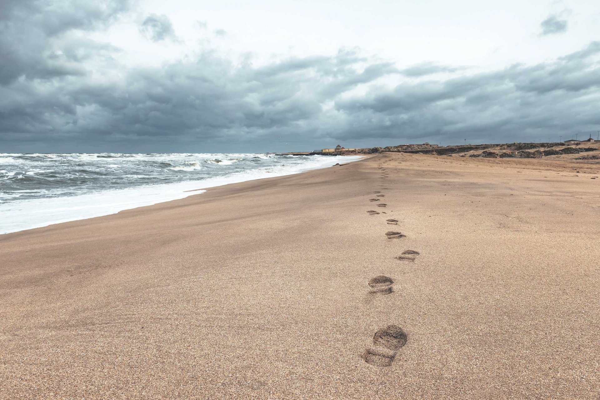 Fußspuren im Sand am Meer.