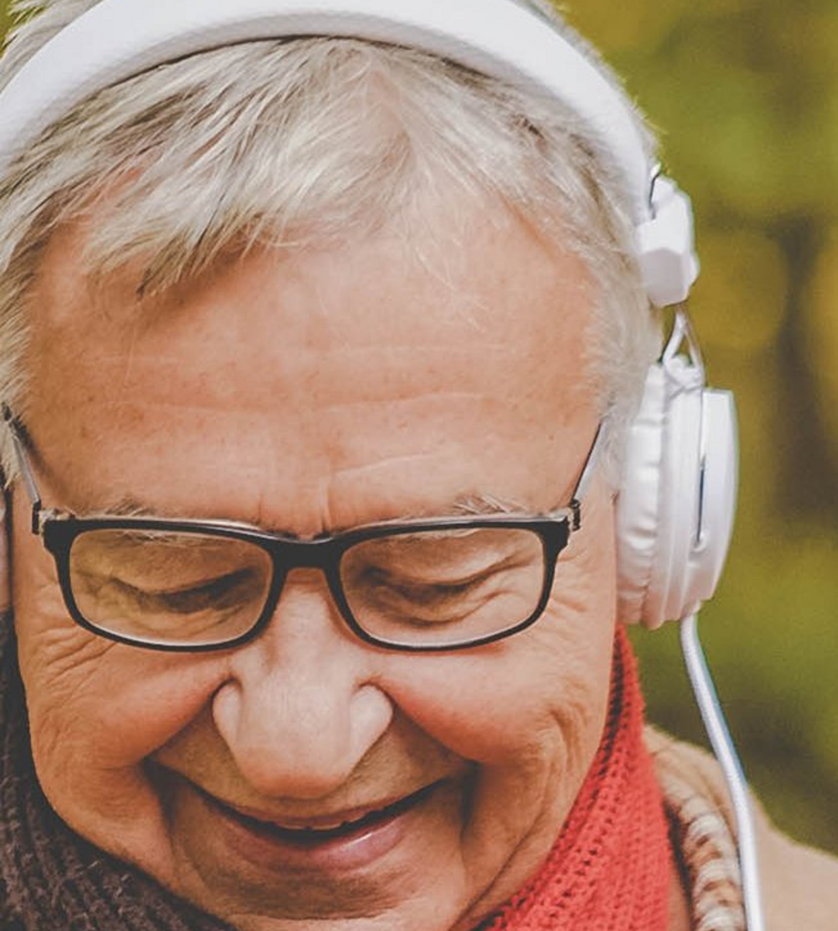 Älterer Mann mit Kopfhörern auf lacht
