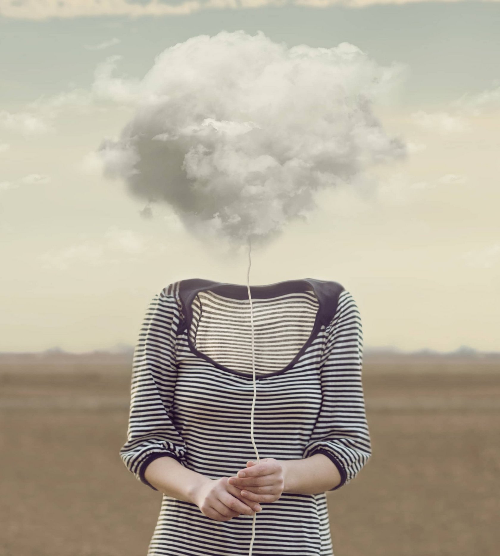 Bild von einer Frau, deren Kopf eine Rauchwolke ist, um die Denkstörung zu symbolisieren