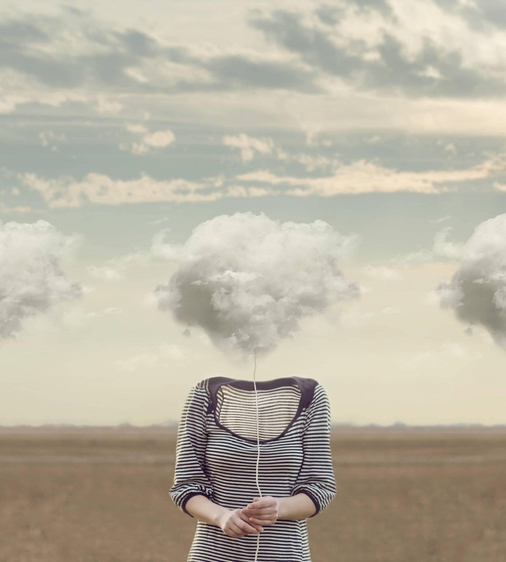 Eine Frau steht unter einer Wolke.