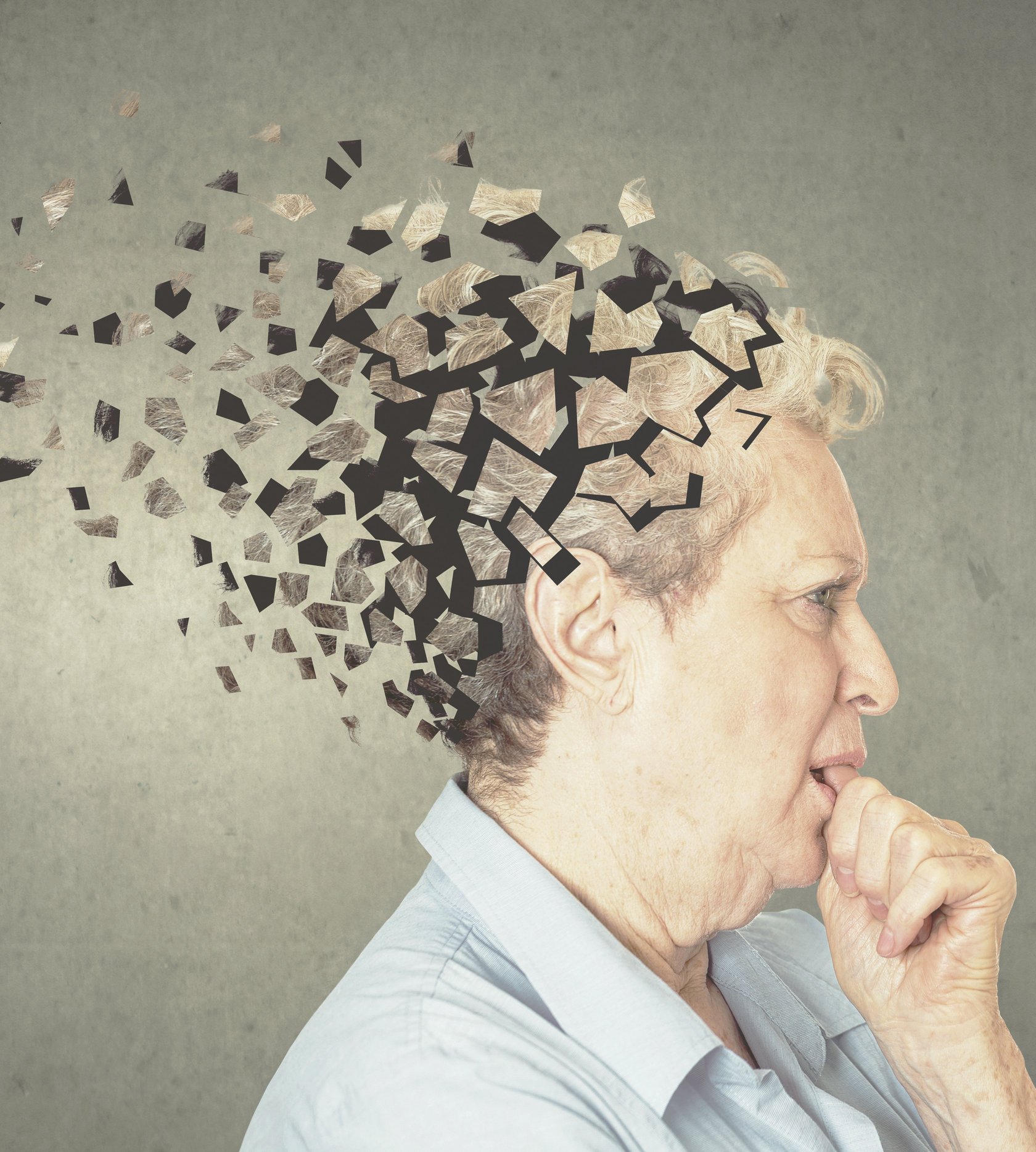 Ältere Frau am Nachdenken, während Ihr Hinterkopf in Puzzlestücke aufgeht, um eine inhaltliche Denkstörung darzustellen