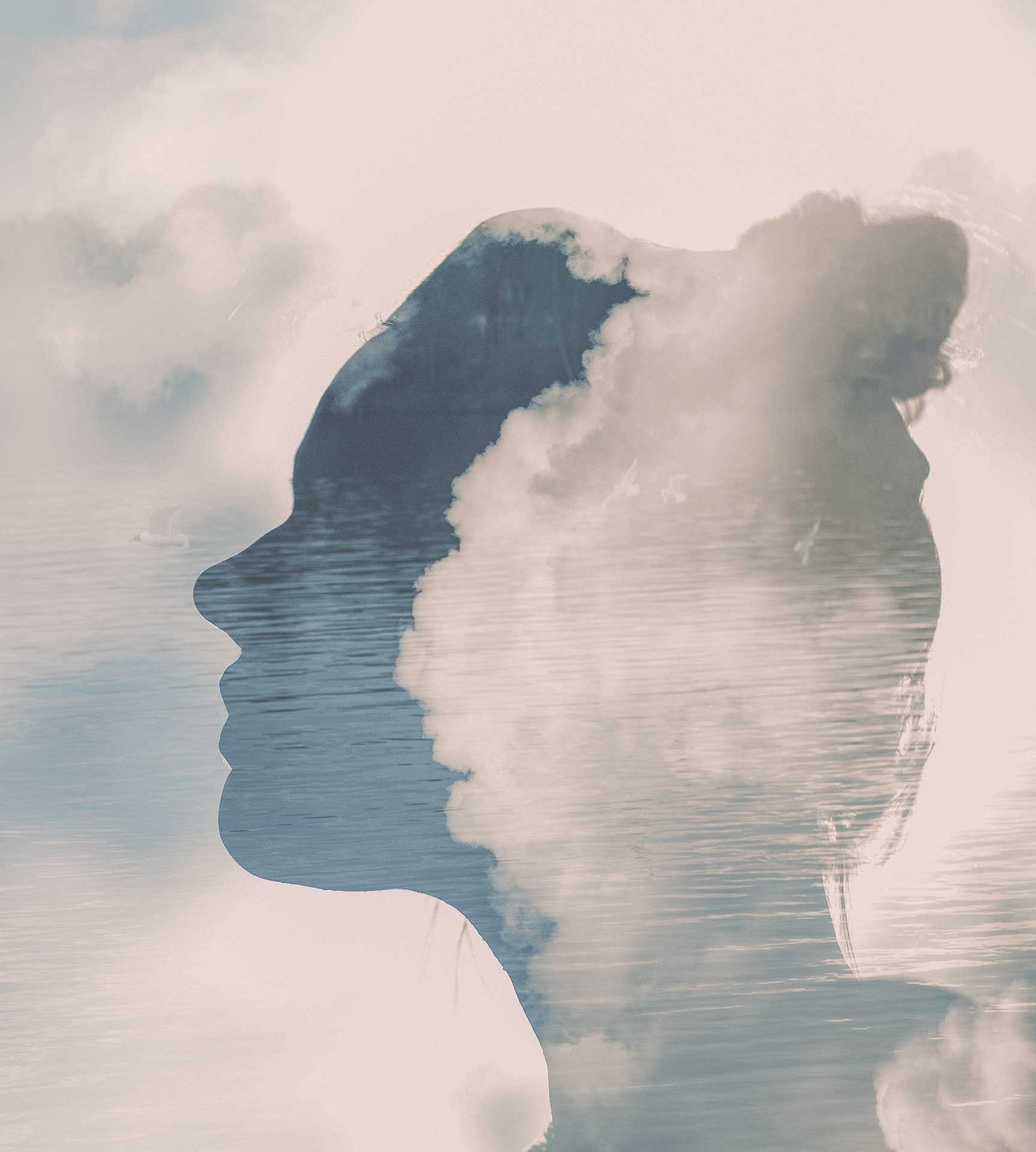 Silhouette einer Frau vor einem Wasser. Ihr Profil ist transparent und mit einer Wolke ausgefüllt