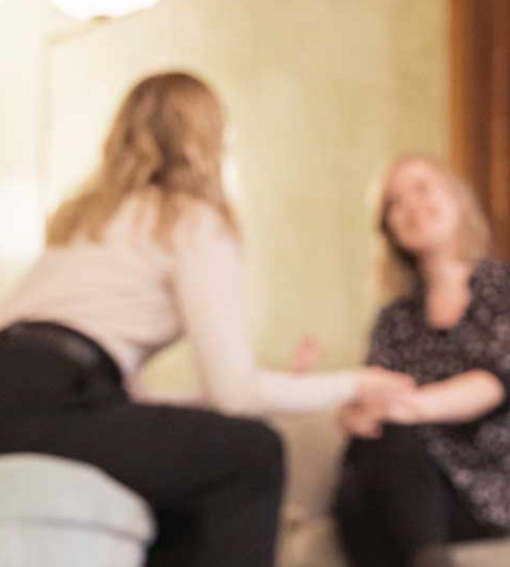 Zwei Frauen sprechen miteinander in einer Therapiesitzung
