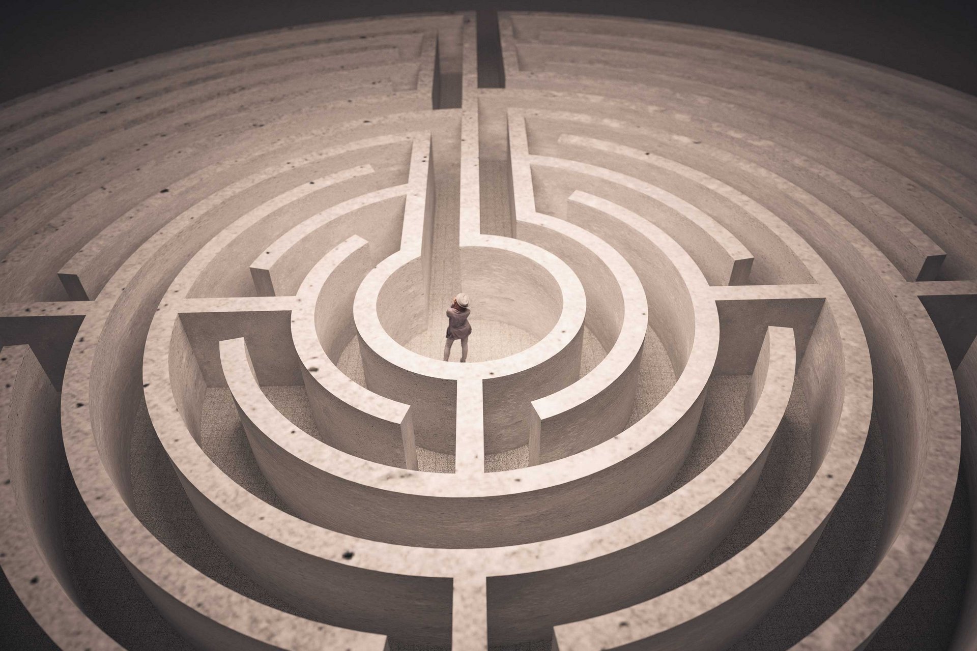 Eine Person steht in der Mitte eines Labyrinths.