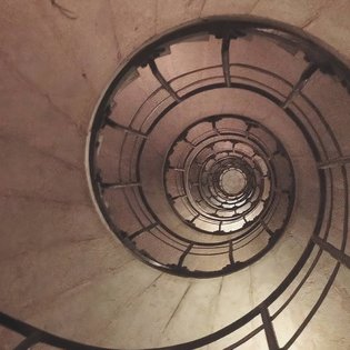  Ein Treppenhaus versinnbildlicht die Tiefen der menschlichen Psyche