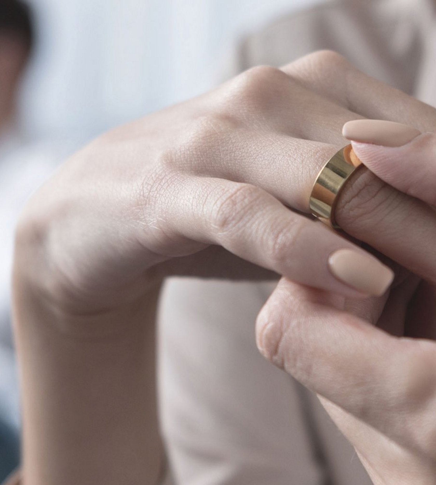 Person zieht Ehering vom Finger