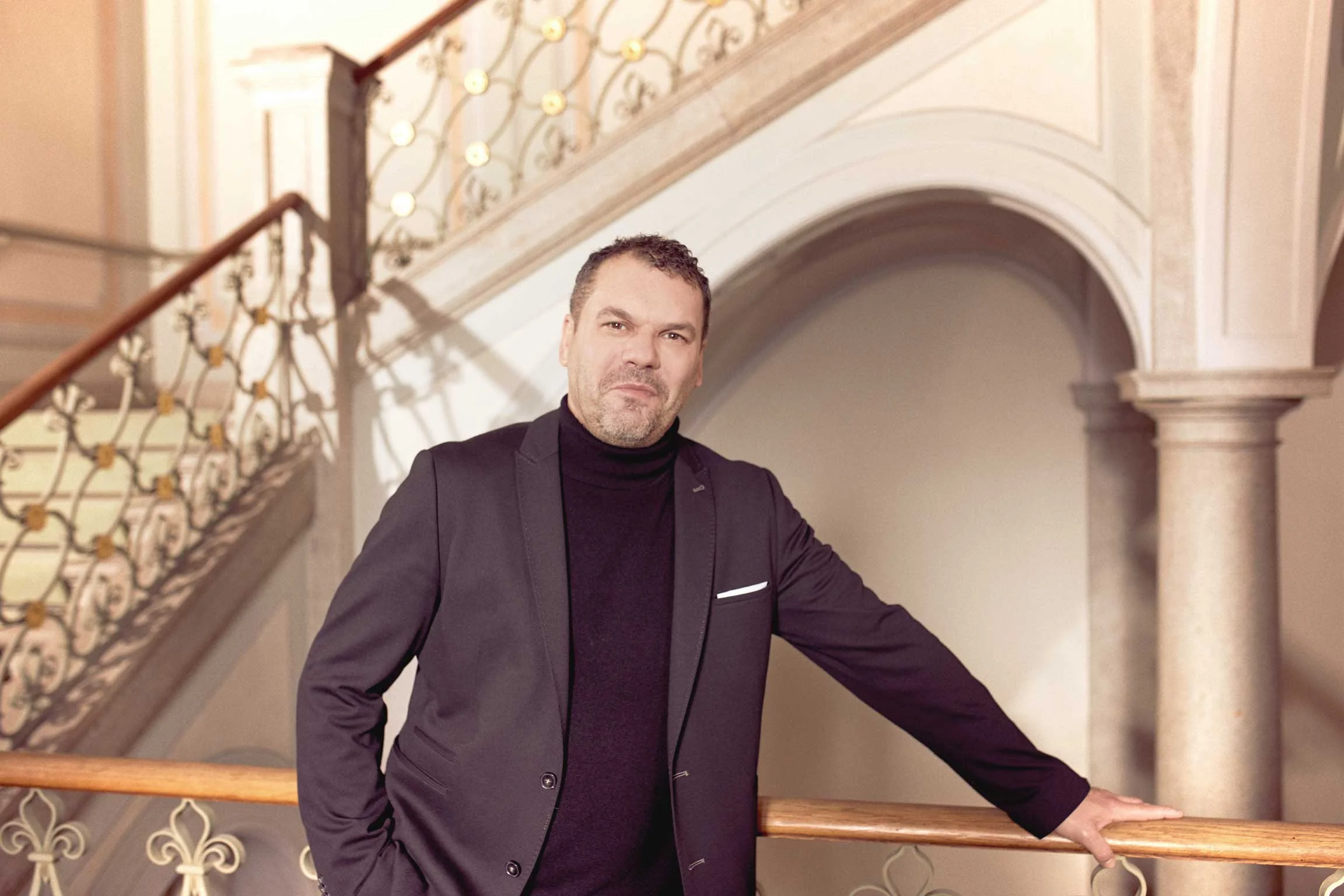 Dr. Bornheim steht an einer Treppe