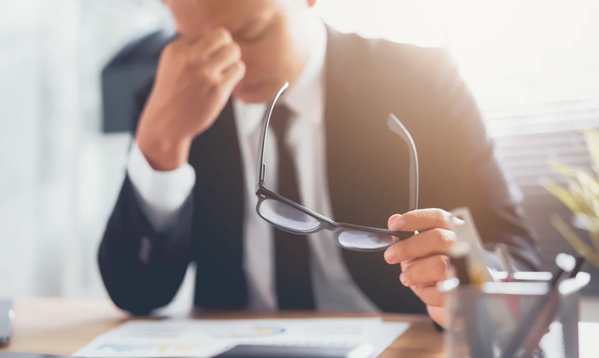 Gestresster-Manager-am-Schreibtisch