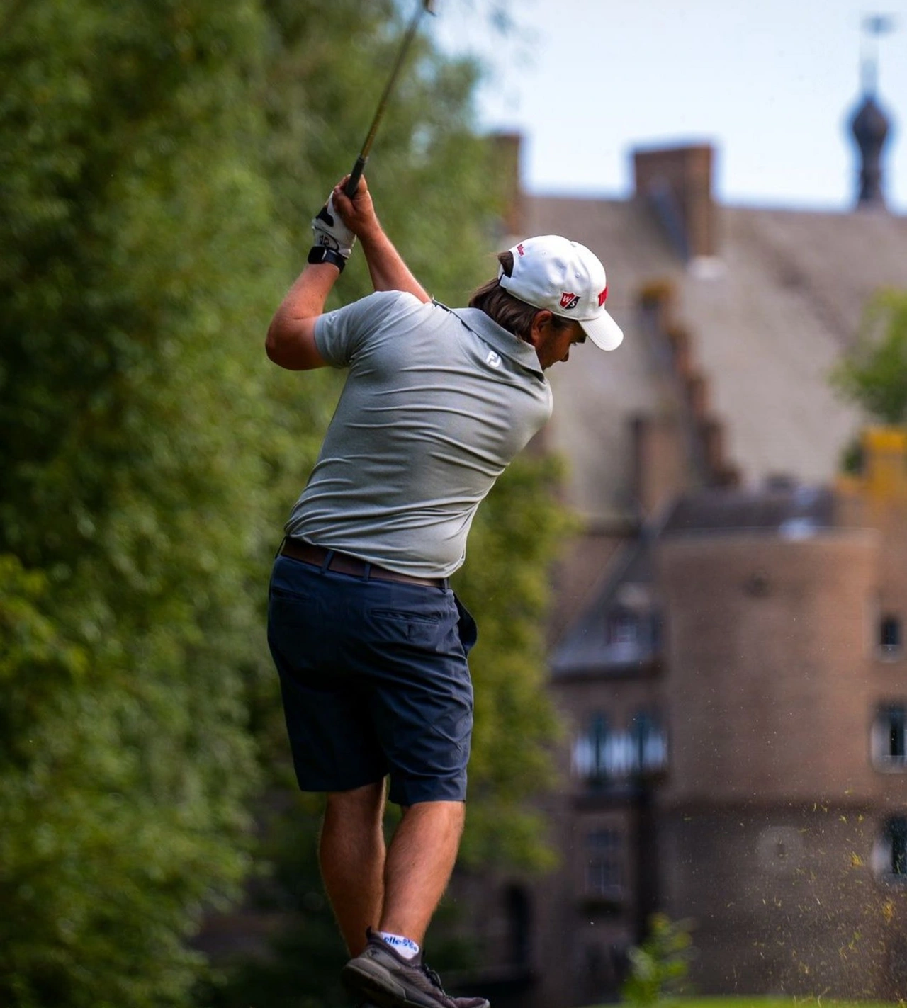 Golfer schlaegt ball ab