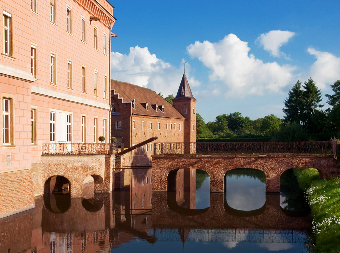 Schloss Gracht mit Wassergraben von außen