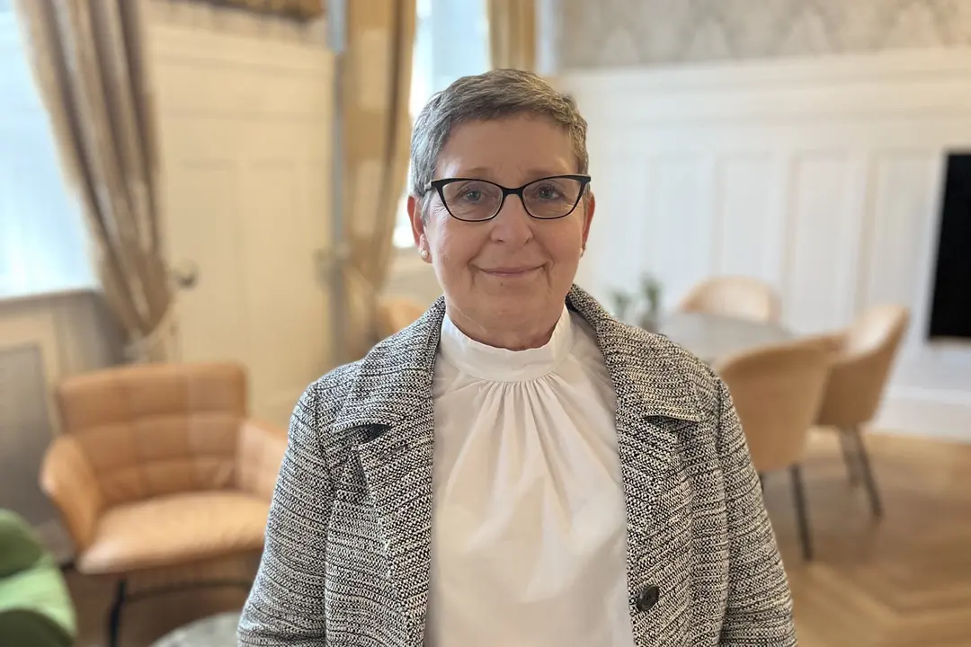 aeltere frau brille graues haar elegantes interieur