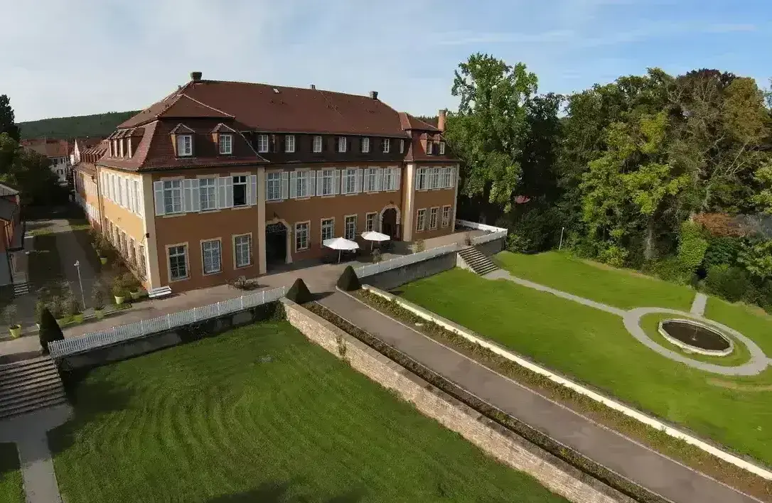 barockes-herrenhaus-parkanlage-luftaufnahme-garten