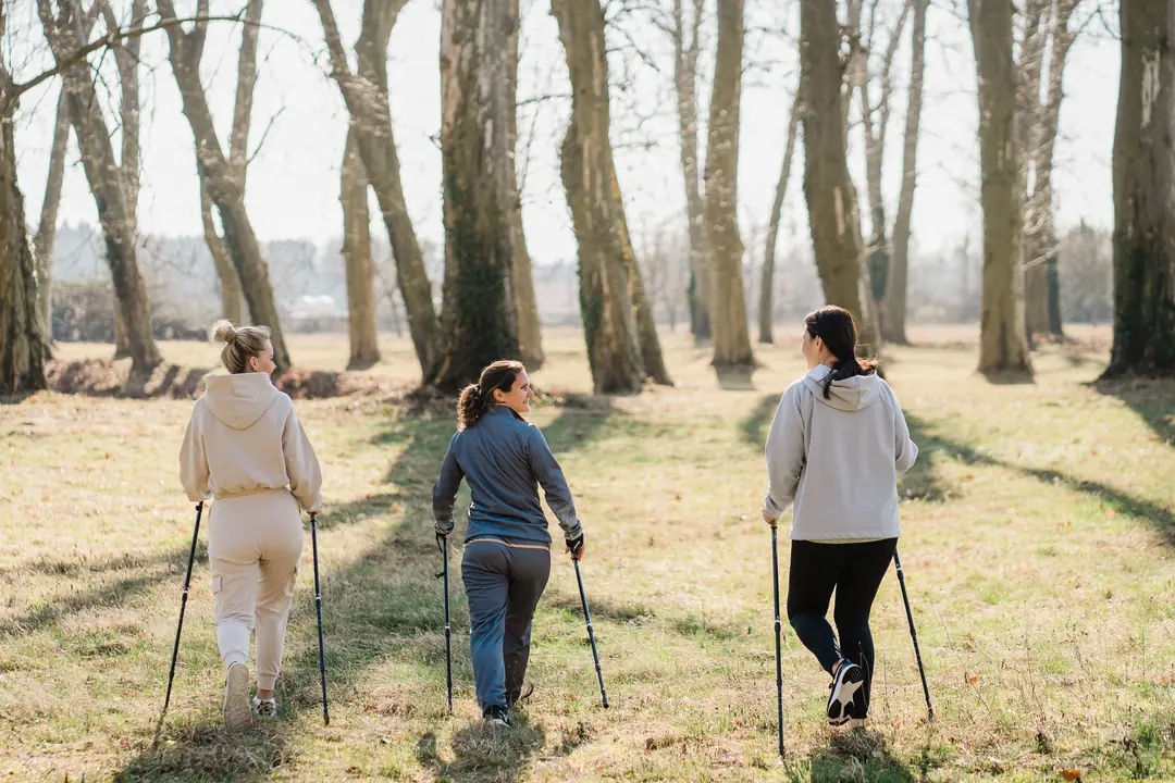 drei-frauen-nordic-walking-park-fruehling