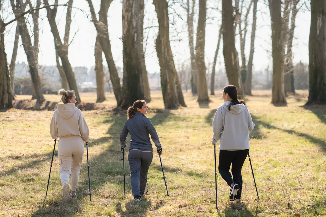 drei-frauen-nordic-walking-park-fruehling-2