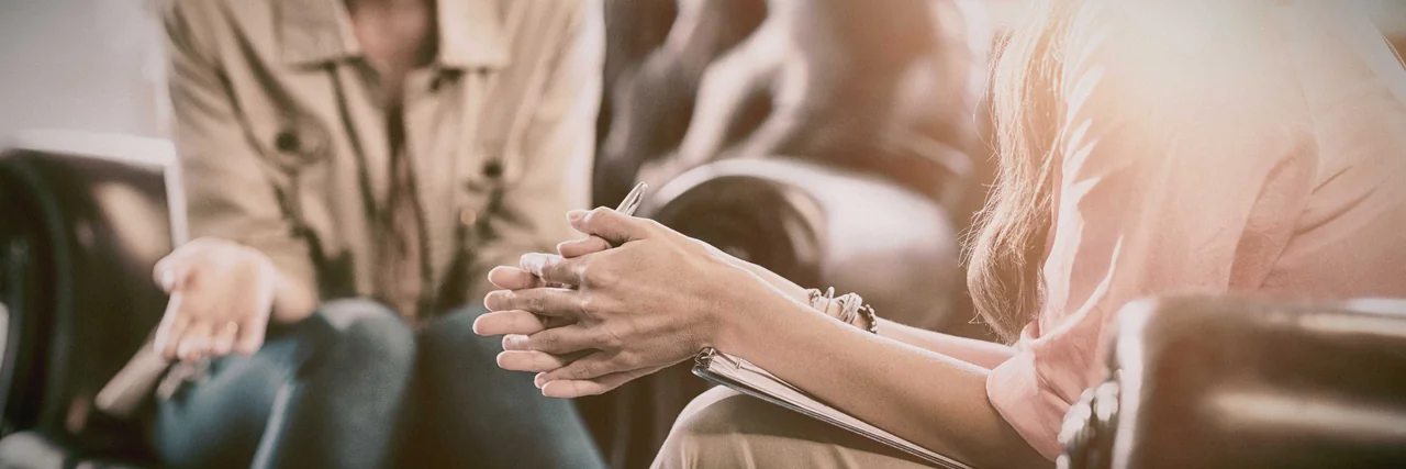 eine-frau-redet-in-therapie