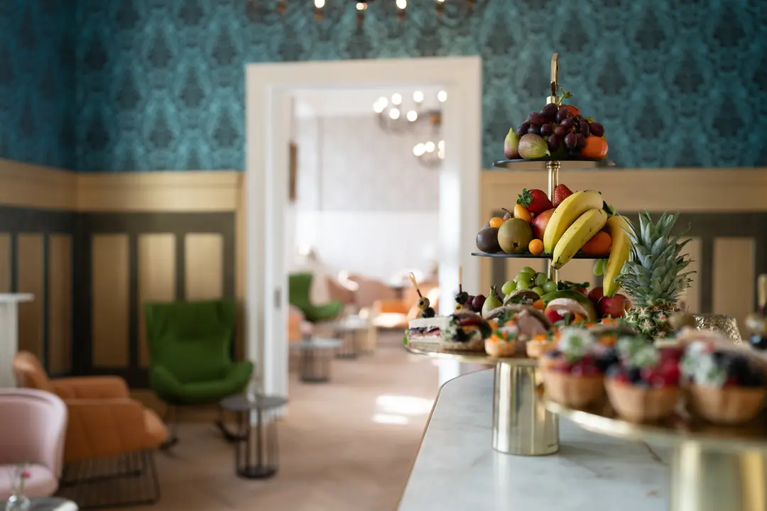 elegante-hotellobby-obstschale-blaue-tapete-kronleuchter