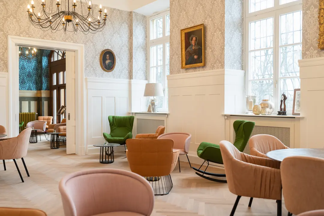 elegante lounge kronleuchter samt sessel historisches interieur 2