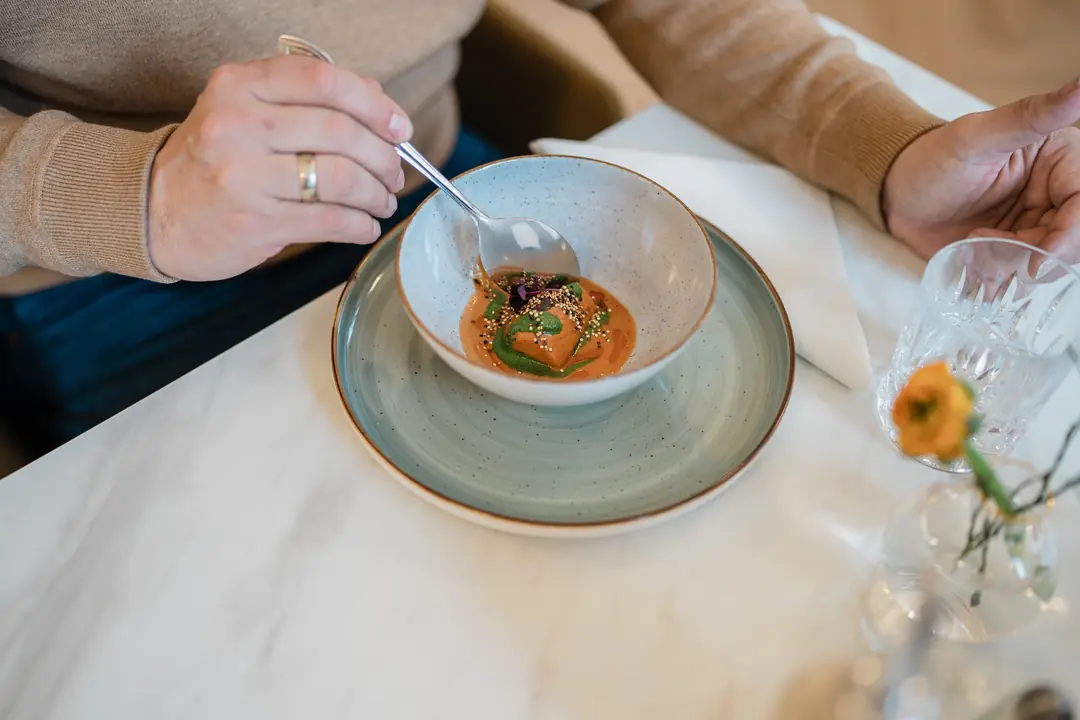elegante-suppe-restaurant-weisser-marmortisch-fine-dining