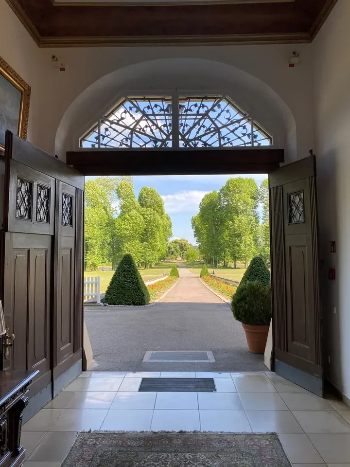 eleganter-eingangsbereich-holztuer-bogenfenster-garten-villa