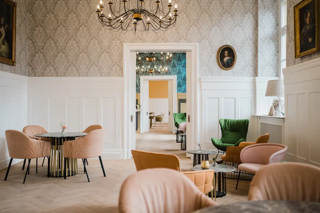 eleganter salon rosa sessel kronleuchter historisch