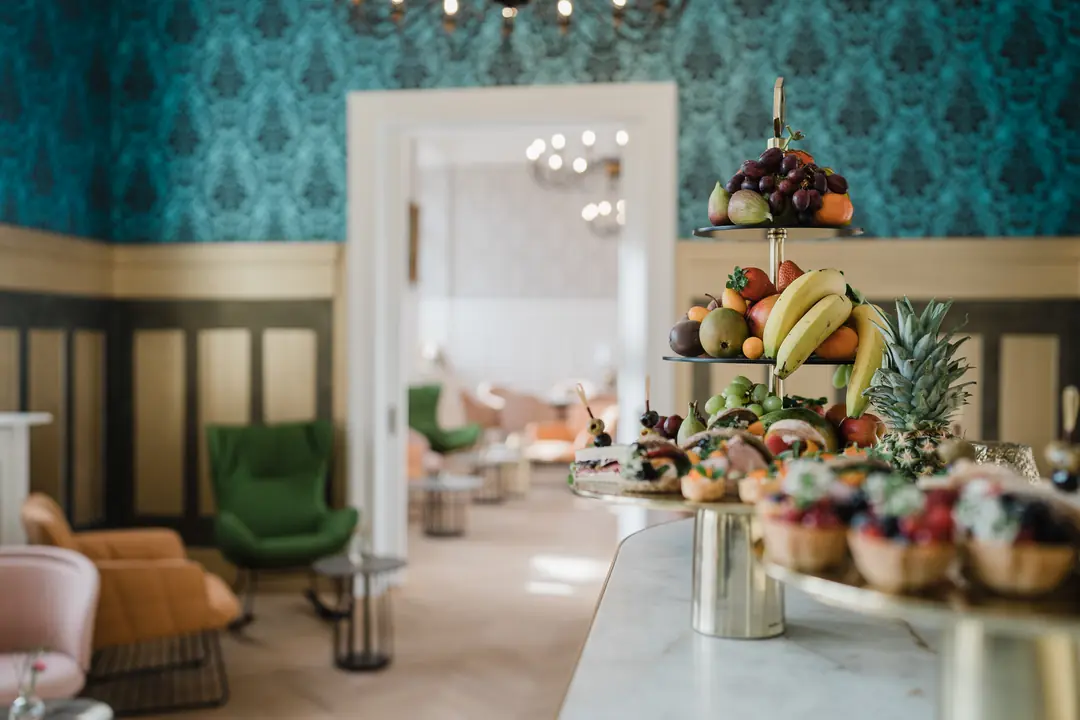 elegantes hotel lobby obstschale tuerkise tapete vintage