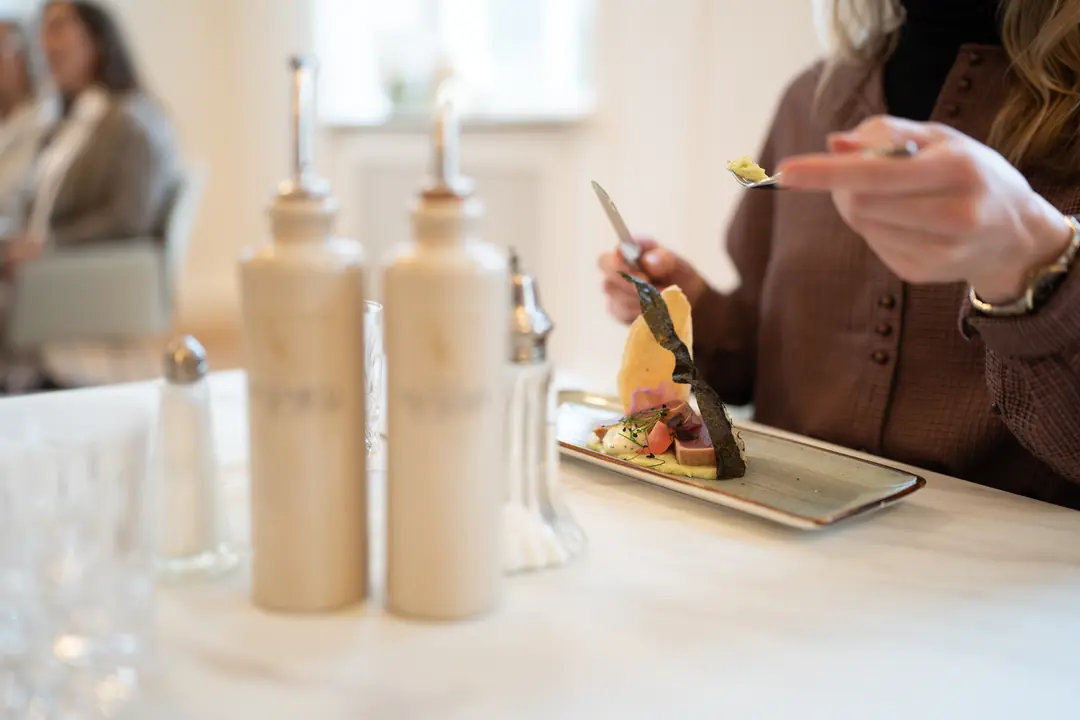 frau-isst-dessert-restaurant-olflaschen-teller
