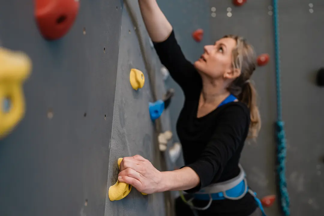 frau-kletterwand-indoor-klettern-bouldern-sport
