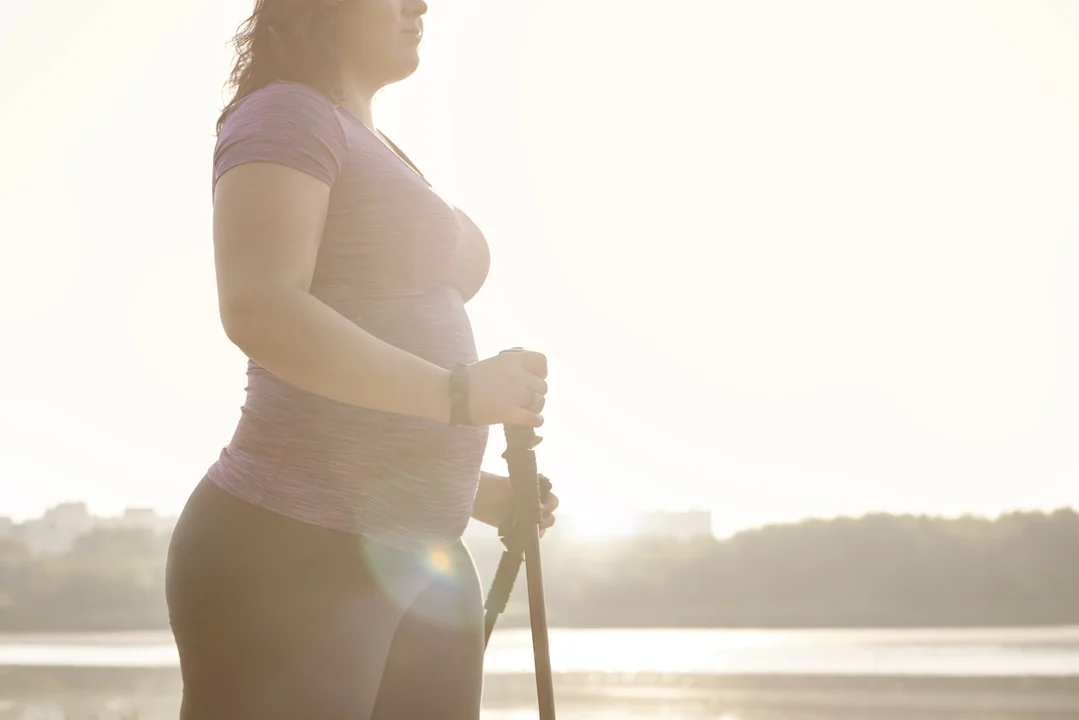 frau-macht-nordic-walking