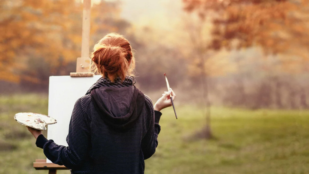 frau-malt-in-der-natur