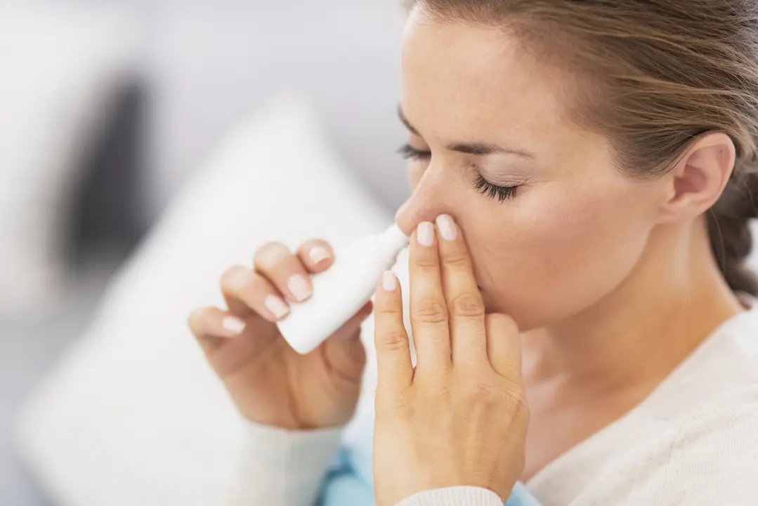 frau-nasenspray-erkaltung-gesundheit-behandlung