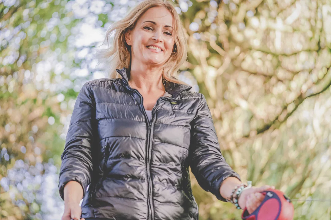 frau-spaziert-im-wald
