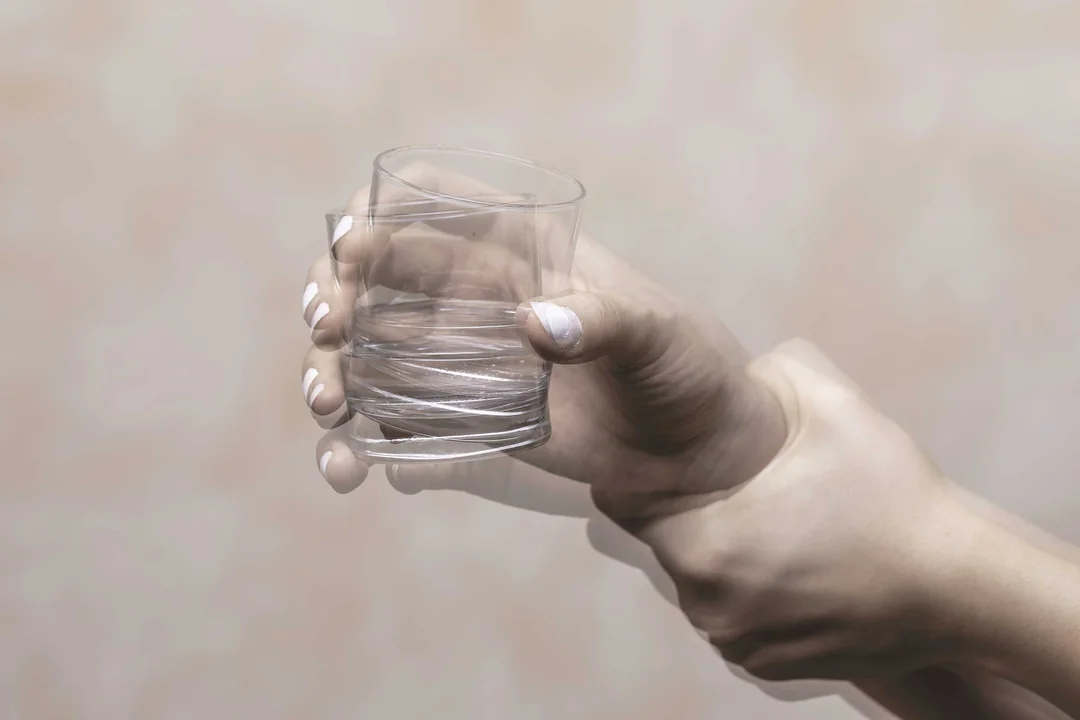 frau-zittert-mit-glas