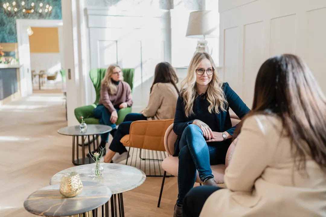 frauen gespraech lounge moderne lobby business meeting