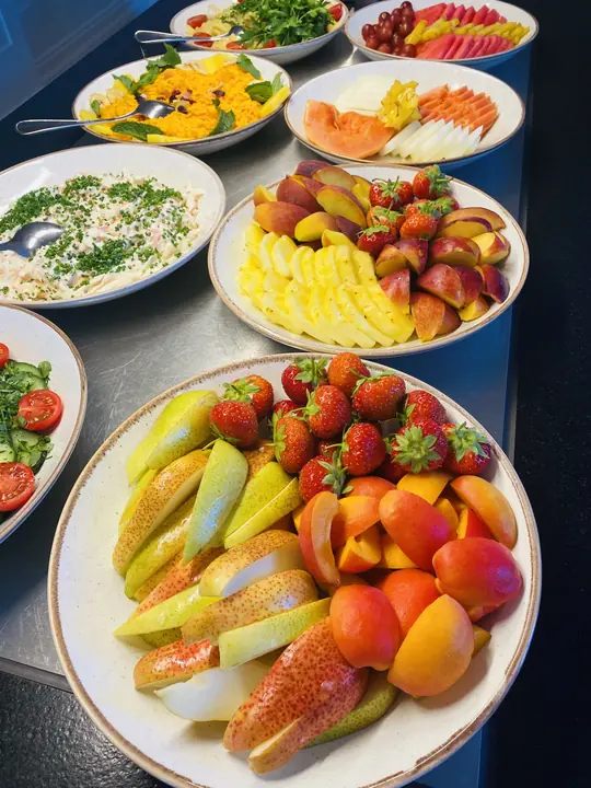 frisches-obst-buffet-erdbeeren-birnen-ananas
