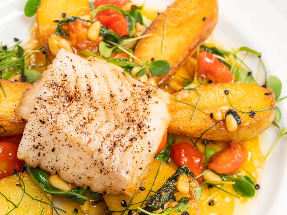 gebratener-fisch-kartoffeln-tomaten-pinienkernen