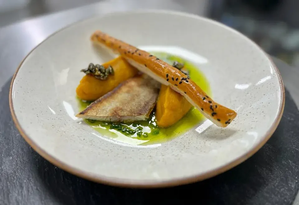 gebratener fisch kuerbispueree fine dining teller e1779259986891