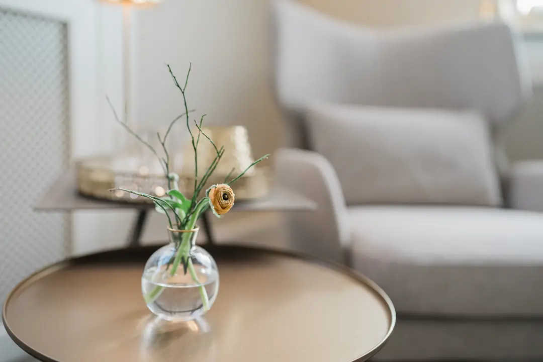 glasvase-blume-couchtisch-modernes-wohnzimmer