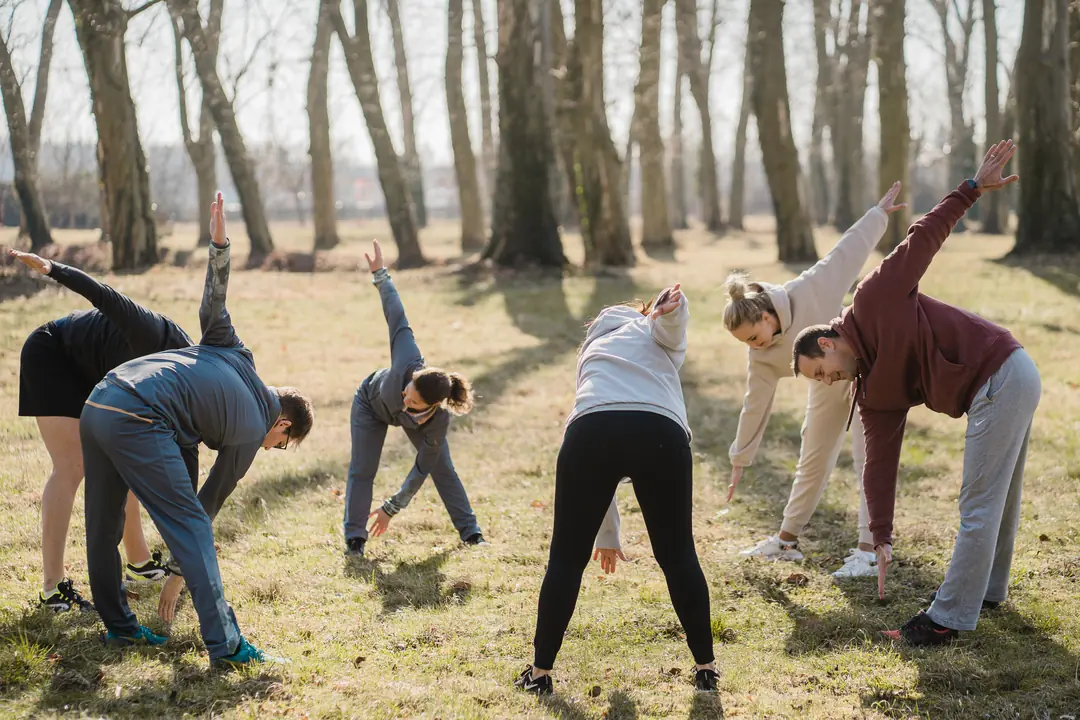 gruppe-outdoor-fitness-stretching-park-fruhling