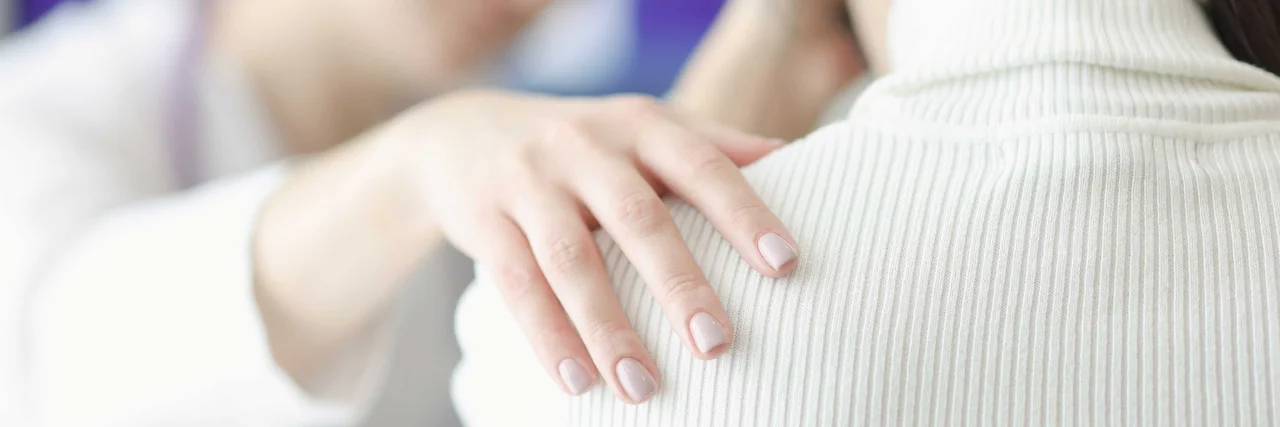 hand auf schulter