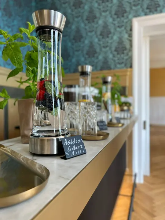 heidelbeer-erdbeer-minze-wasserkaraffe-elegantes-buffet