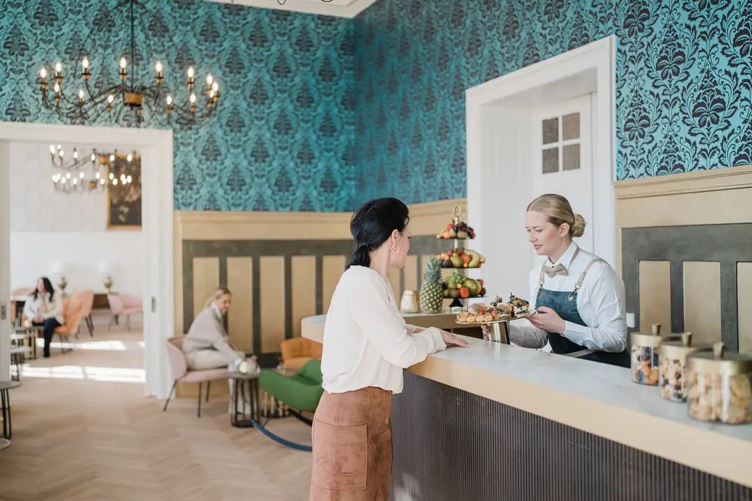 hotelrezeption-empfang-gaeste-service-elegantes-interieur