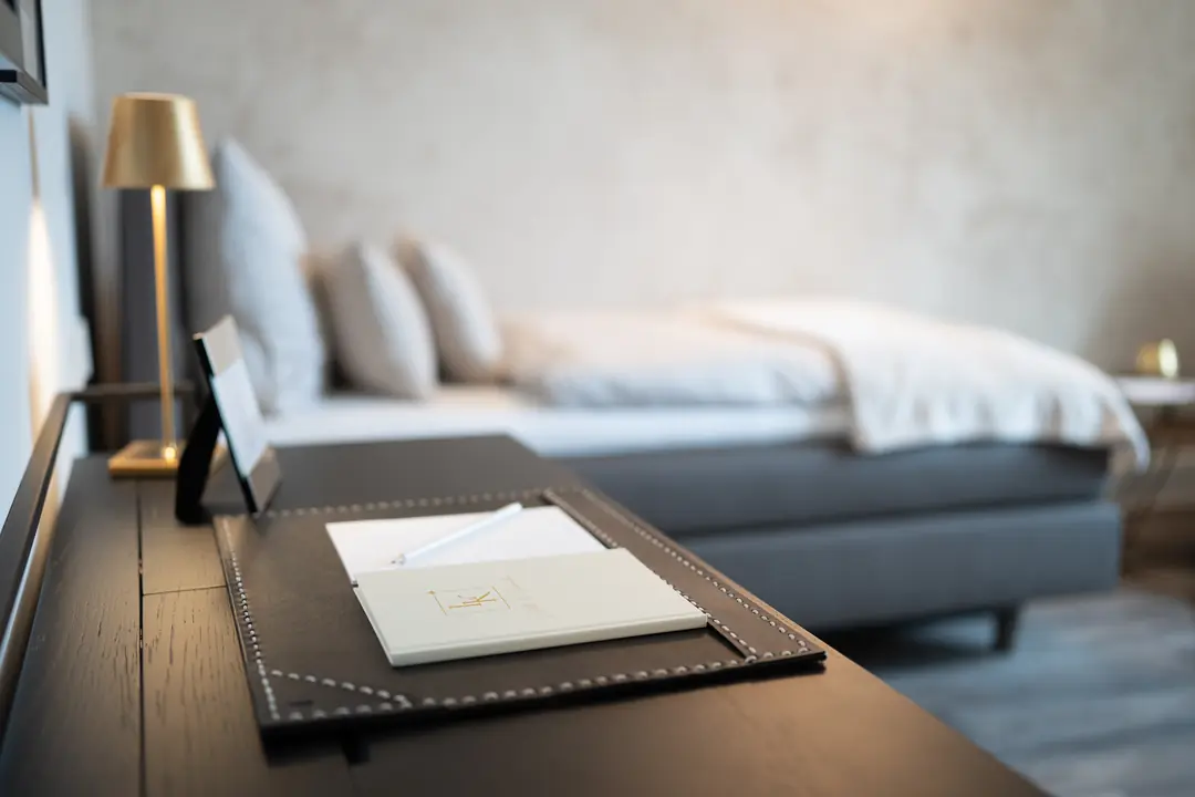 hotelzimmer-schreibtisch-notizbuch-bett-elegante-einrichtung