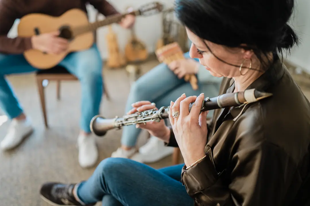 klarinette-spielerin-gitarrist-musiker-jam-session