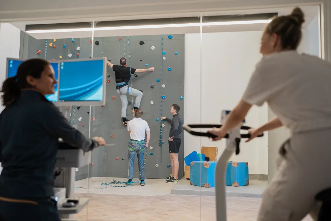 kletterwand fitnessstudio training indoor klettern 1