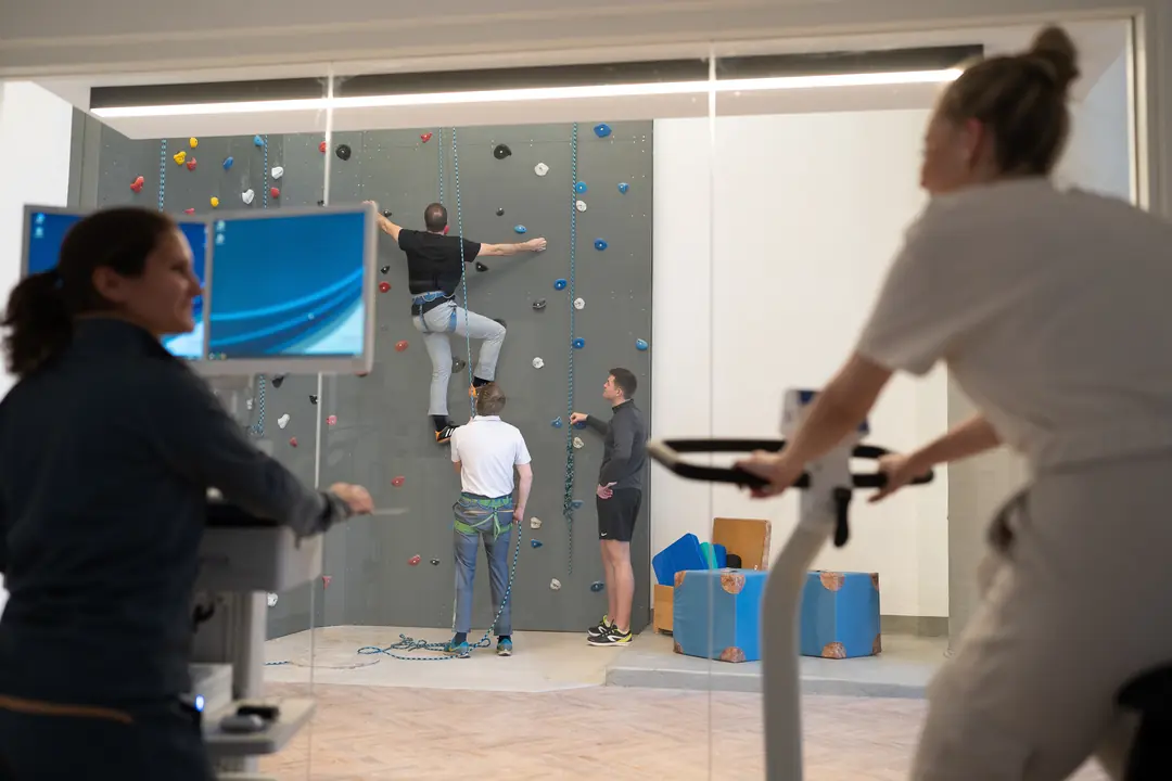kletterwand fitnessstudio training indoor sport