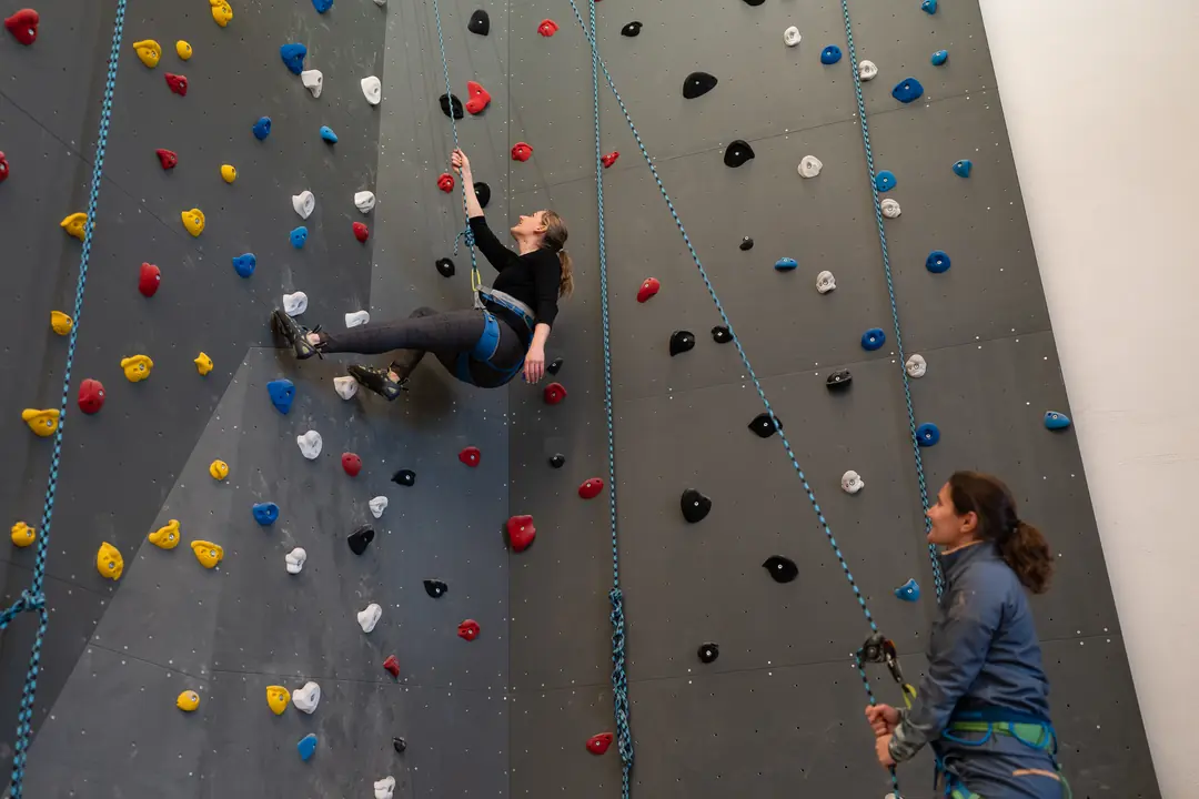 kletterwand-indoor-klettern-sicherung-frau-sport